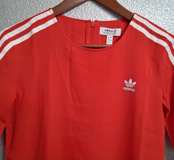 Adidas Red and White Short Sleeve Tee with Classic Stripes - Picture 3 of 9